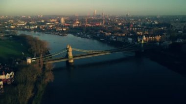 Hammersmith 'deki Thames nehrinin hava sineması görüntüleri. İngiltere, İngiltere.