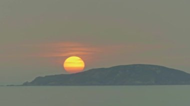İspanya 'nın Bueu plajında güzel bir altın gün batımının zamanı.