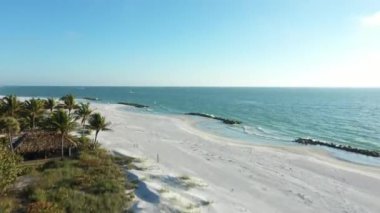 Keewaydin Adası 'nın güneye bakan havadan görüntüsü alçaktan başlıyor ve yükseğe doğru ilerliyor.