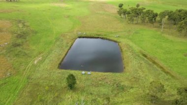 Wellington Vale, Yeni Güney Galler, Avustralya kırsalındaki bir göl ve çayır görüntüsü.