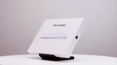 Sağ döner beyaz paket kutu Mac sihirli pist standı ekran üzerinde Apple şirket logosu görünür.