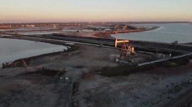 Kaliforniya 'daki Huntington Sahili, Pasifik Okyanusu' ndaki Vasilyevsky Adası 'nın alüvyonunda gün batımının insansız hava aracı görüntüsü.