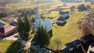 Maramures Romanya 'da bir yolun yanındaki bir kentteki bir kilisenin güzel bir hava HD gurubu