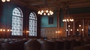 Tarihi mahkeme salonunun geniş açılımı Yargıç Standı ve Amerikan bayrağıyla