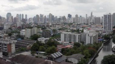 Bangkok, Tayland 'daki Ekkamai bölgesinin insansız hava aracı görüntüleri..
