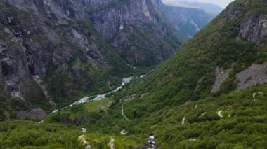 Ormanda akan güzel bir şelalenin insansız hava aracı görüntüsü