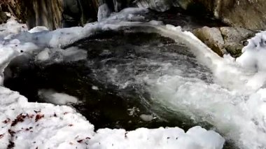 Dağda buzdan kıyıları olan küçük bir gölet