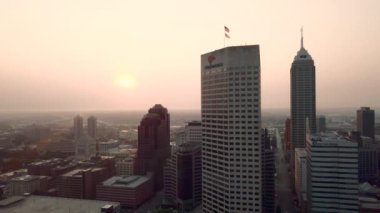 Sabahın erken saatlerinde Indianapolis şehir merkezinin insansız hava aracı görüntüsü.
