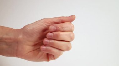 Beyaz arka planda hapları olan kadın eli, kapanıyor. ,