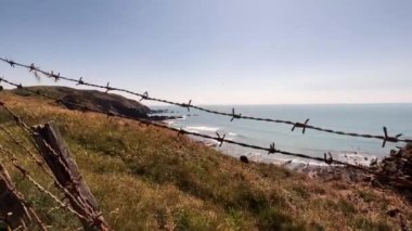 Güneşli bir günde okyanus manzarası. Sahildeki akordiyon kablolarından çekilmiş görüntüler.