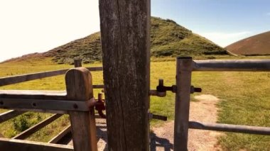 Hartland Quay uçurumlarının küçük ahşap kapılarından otların ve uçurumların manzaralı İHA görüntüleri.