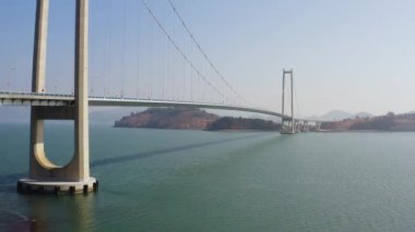 Asma köprünün denizi geçerken çekilmiş hava aracı görüntüleri. Güney Kore.