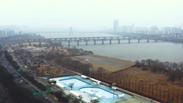 汉江的无人驾驶飞机镜头与桥梁和城市景观 — 图库视频影像