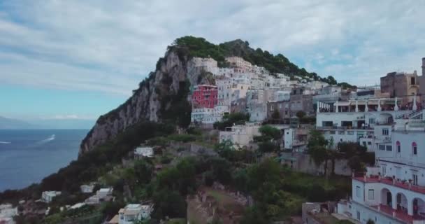 Disparo Desde Dron Una Pequeña Ciudad Montaña — Vídeos de Stock