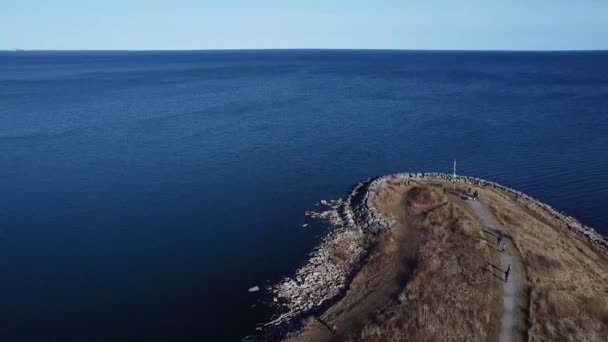 Eine Luftaufnahme Einer Wunderschönen Meereslandschaft Mit Einer Steinigen Küste — Stockvideo