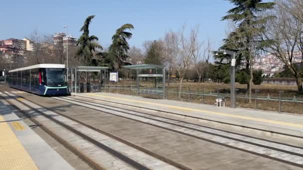 Vacker Bild Stadsspårvagn Som Rör Sig Från Spårvagnsstation Med Istanbul — Stockvideo