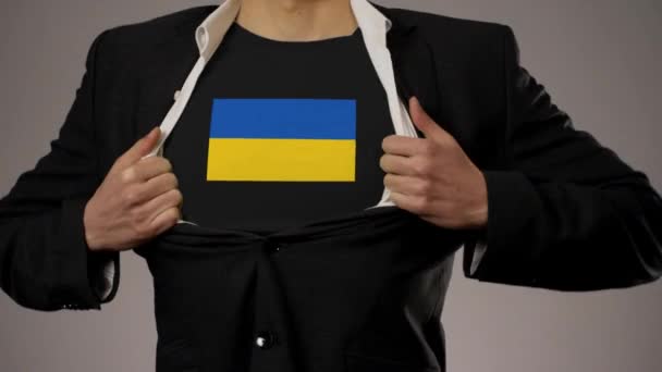 Gros Plan Homme Portant Une Chemise Noire Avec Drapeau Ukrainien — Video