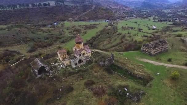 아르메니아의헤네 수도원의 모습을 푸르른 나우르에둘러 — 비디오