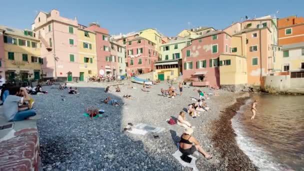 Mucha Gente Tomando Sol Playa Del Distrito Boccadasse Italia — Vídeos de Stock