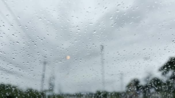 Waterdruppels Het Voorglas Van Auto Een Regenachtige Bewolkte Dag — Stockvideo