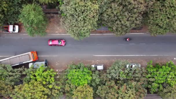 白天在印度的一条路上经过的车辆的航空图片 — 图库视频影像