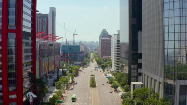 Luftaufnahme Einer Städtischen Straße Zwischen Gebäuden Vor Blauem Himmel Einem — Stockvideo