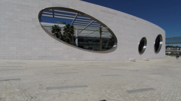 Зовнішній Вигляд Сучасної Архітектури Champalimaud Foundation Лісабоні Португалія Синім Небом — стокове відео