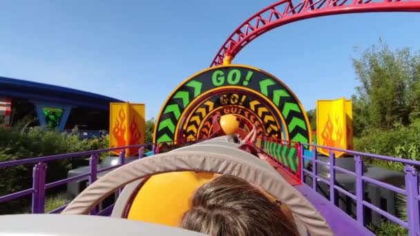 Studio Een Beeldmateriaal Van Het Slinky Dog Toy Story Rollercoaster — Stockvideo