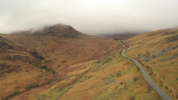 Flygfoto Över Lång Väg Med Natursköna Bergslandskap Snowdonia National Park — Stockvideo