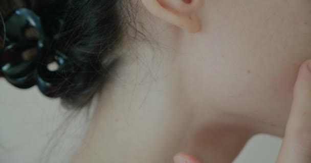 Nærbillede Kvinde Der Anvender Forskellige Nuancer Fundament Hendes Ansigt – Stock-video