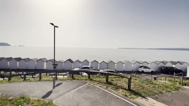 帕金顿海滨路边的白色海滨小屋 — 图库视频影像