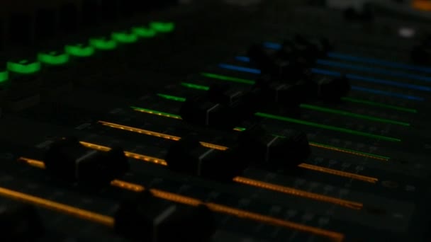Съемка Крупным Планом Музыкальной Цифровой Аудиосистемы Управления Звуком Контроль Качества — стоковое видео