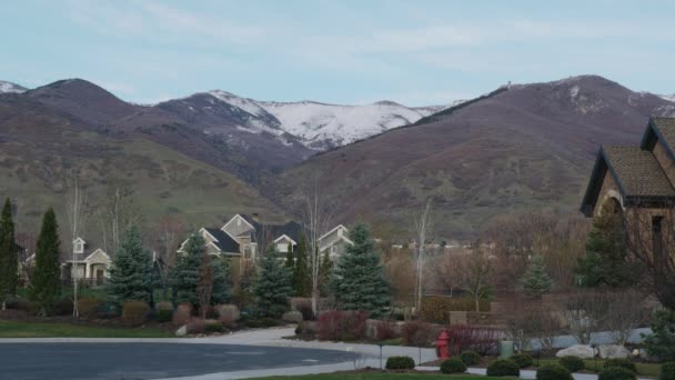从犹他州凯斯维尔的一个社区可以看到美丽的山景 — 图库视频影像