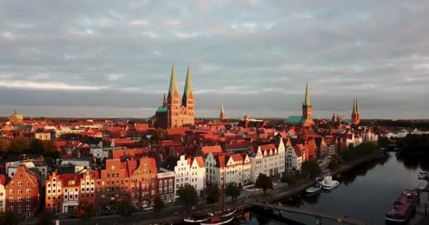 Eine Drohnenaufnahme Eines Glänzenden Flusses Zwischen Hohen Gebäuden Der Lübecker — Stockvideo