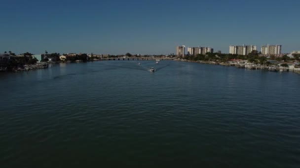 フロリダ州宝島の運河上のモーターボートの空中ビュー — ストック動画