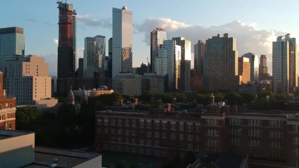 Een Langzame Luchtbeweging Rond Het New Yorkse Stadsbeeld Met Wolkenkrabbers — Stockvideo