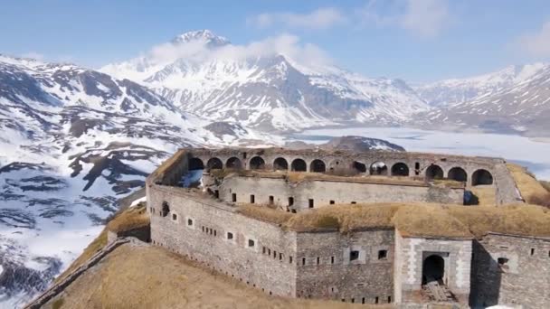 Dağlardaki Donmuş Göl Barajın Yanındaki Antik Kale Kalıntılarının Hava Aracı — Stok video