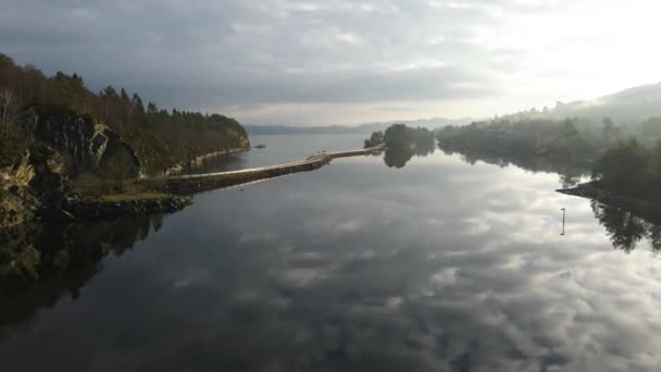 Letecký Pomalý Pohyb Silnice Obklopen Vodou Stromy Odrazem Hardangerfjord — Stock video