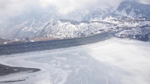 モンセンイス Moncenisio 4Kドローン 凍る湖と山の中の道路とダムの空中ビュー — ストック動画