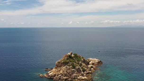 Plachtění Modrém Moři Vedle Krásného Skalnatého Tropického Ostrova — Stock video