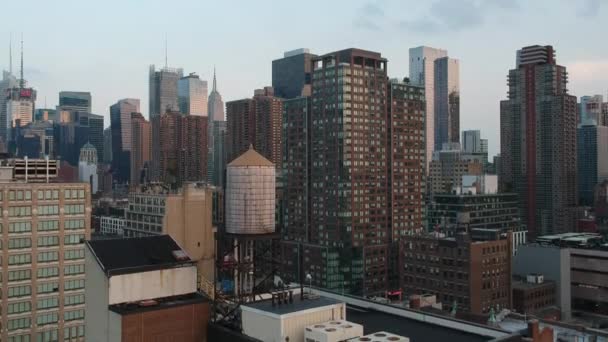 Een Antenne Uitzicht Manhattan Gebouwen Onder Een Blauwe Lucht New — Stockvideo
