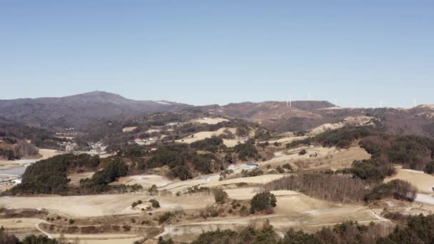 Eine Landschaft Mit Windmühlen Den Winterbergen — Stockvideo