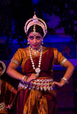 Genç bir kadın sanatçının Pushkar Camel Fuarı 'nda Hint klasik Odissi dansını sahnelemesi.