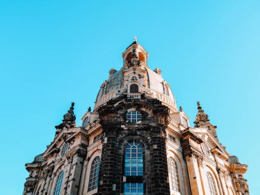 Almanya, Dresden 'deki Frauenkirche' in düşük açılı bir çekimi.