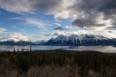 Atlin Dağı ve British Columbia 'daki sahil şeridi.