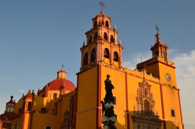 Guanajuato, Meksika 'da gün batımında Guanajuato Bazilikası' na yakın çekim.