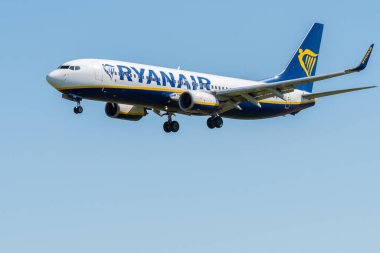 Bir Ryanair Boeing 737-8AS uçağı Lizbon havaalanı pistine iniyor.