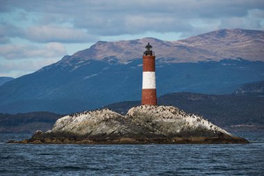 Arjantin, Beagle Chanel 'de Ushuaia' daki Les Eclaireurs Deniz fenerinin güzel bir manzarası.