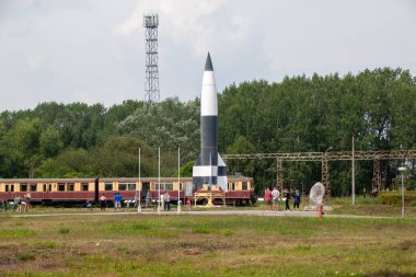 Almanya 'daki Peenemuende araştırma tesisinin fırlatma platformundaki V2 roketi.