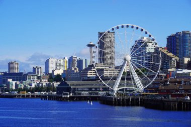 Seattle rıhtımında Ferris Wheel 'in güzel bir manzarası, ABD